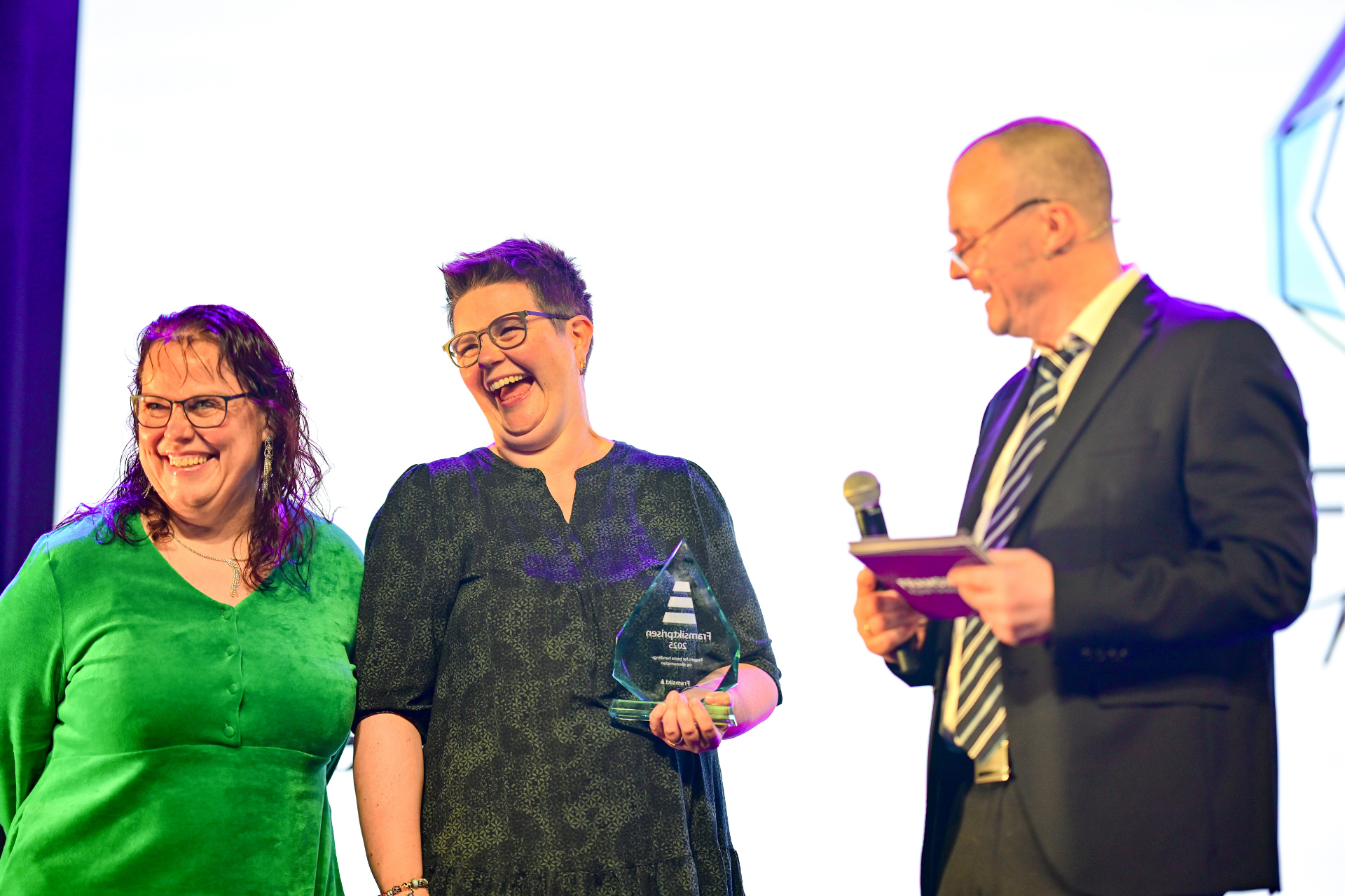 Anja Kleppe Lyngra, rådgiver og Anita Steinsland Moi, økonomisjef i Klepp kommune mottar Framsiktprisen for Beste handlings- og økonomiplan for andre året på rad.